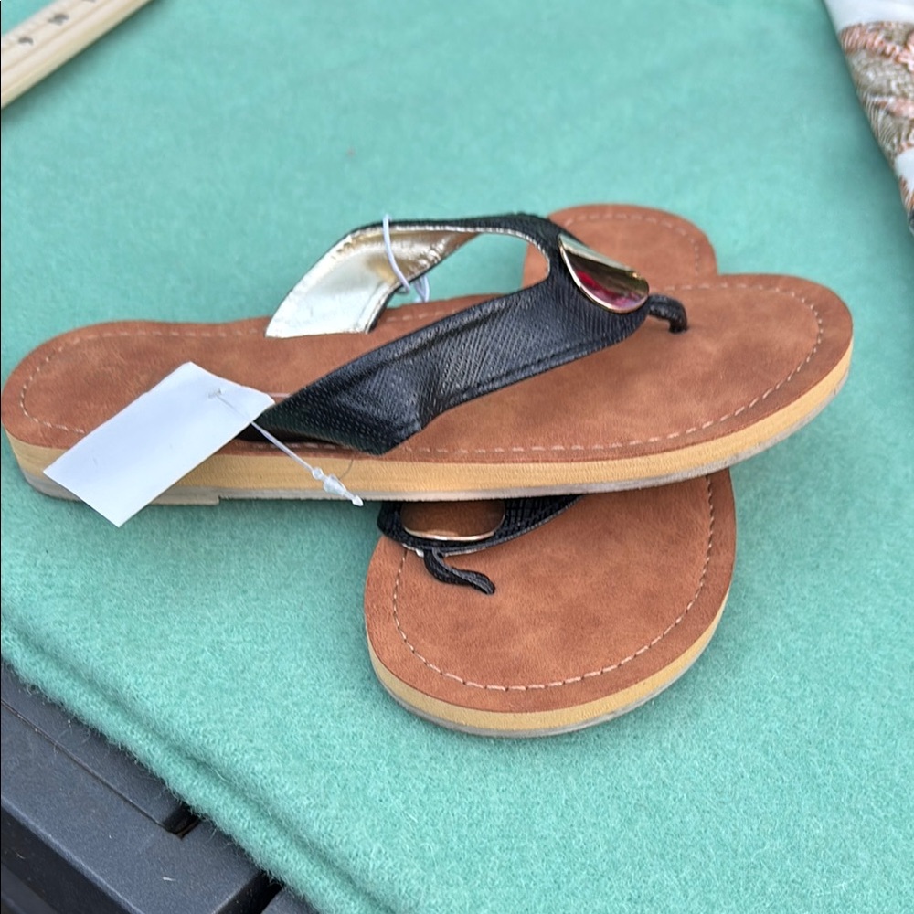NWT Gigil Brown and Black Sandals with Gold Accents Thong Shoes Slip On Girls 2